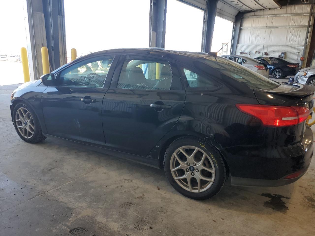 2015 FORD FOCUS SE photo 2