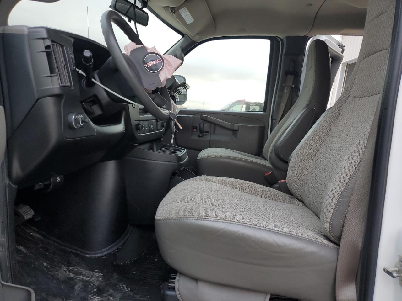 2023 GMC SAVANA G2500 LS photo 19