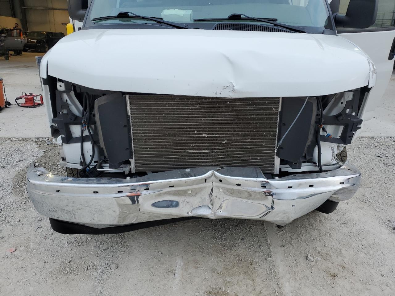 2023 GMC SAVANA G2500 LS photo 31