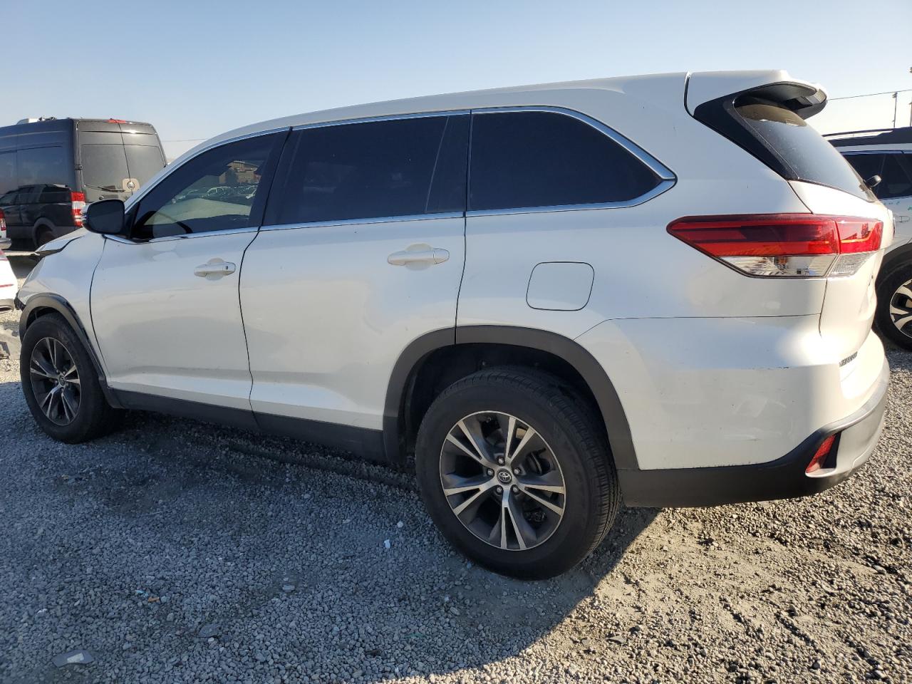 2019 TOYOTA HIGHLANDER LE photo 4