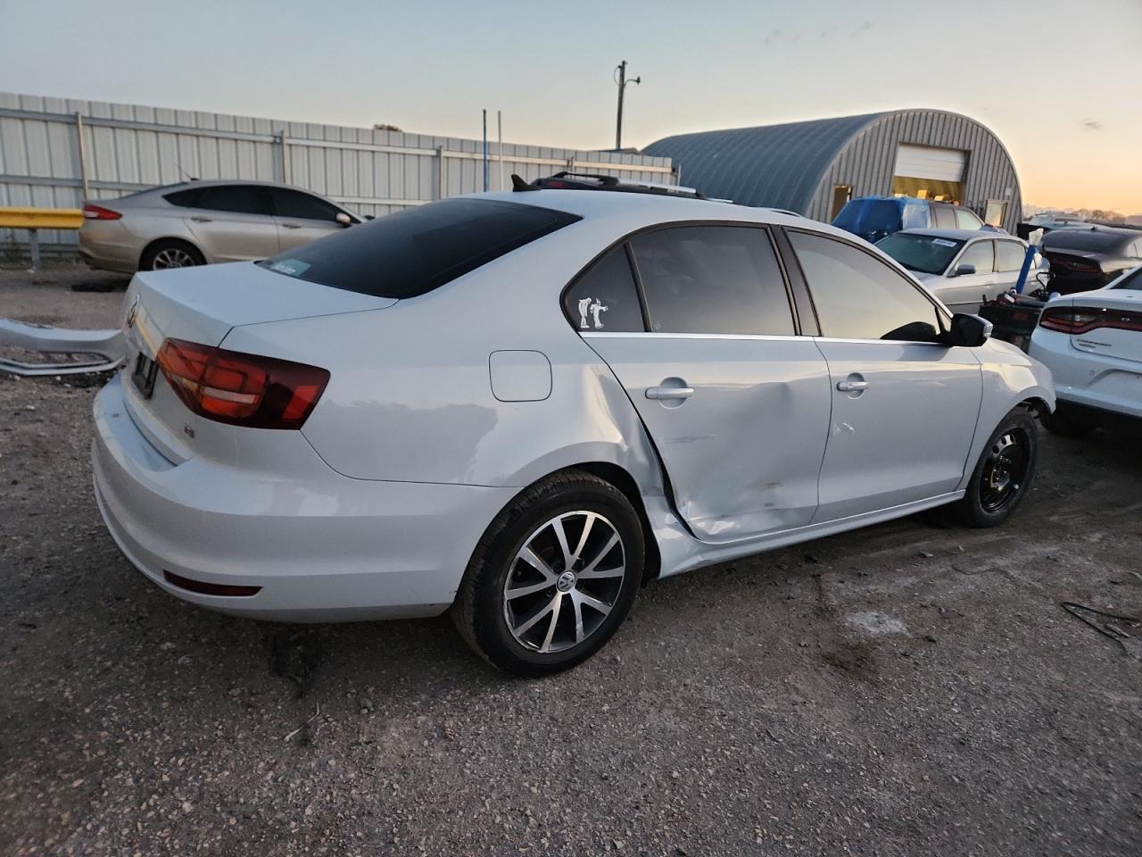 2018 VOLKSWAGEN JETTA SE photo 3