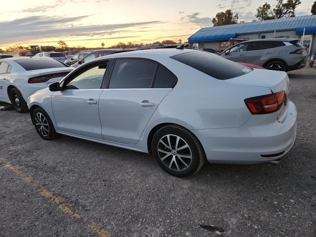 2018 VOLKSWAGEN JETTA SE photo 2