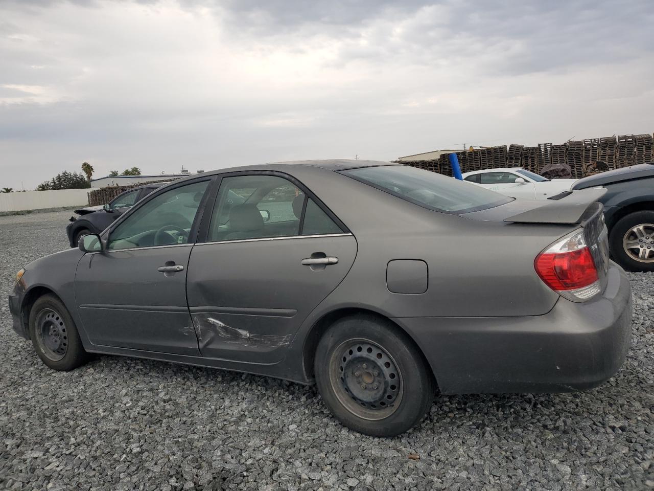 2005 TOYOTA CAMRY LE photo 4