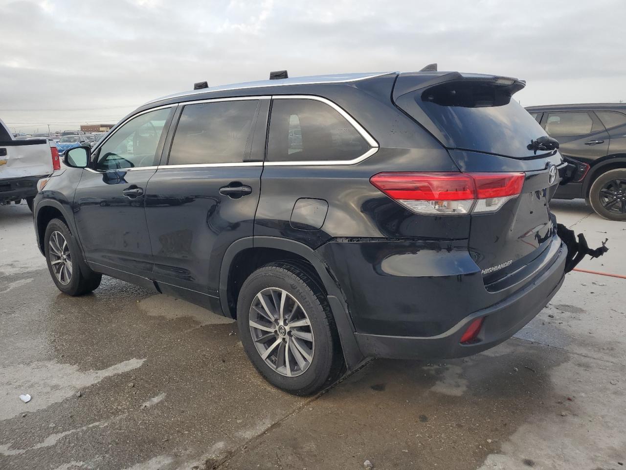 2018 TOYOTA HIGHLANDER XLE photo 2