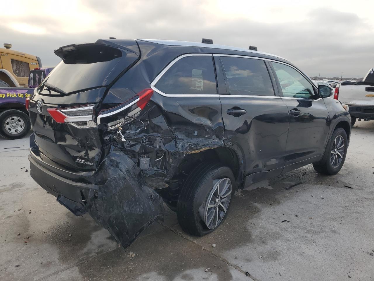 2018 TOYOTA HIGHLANDER XLE photo 3