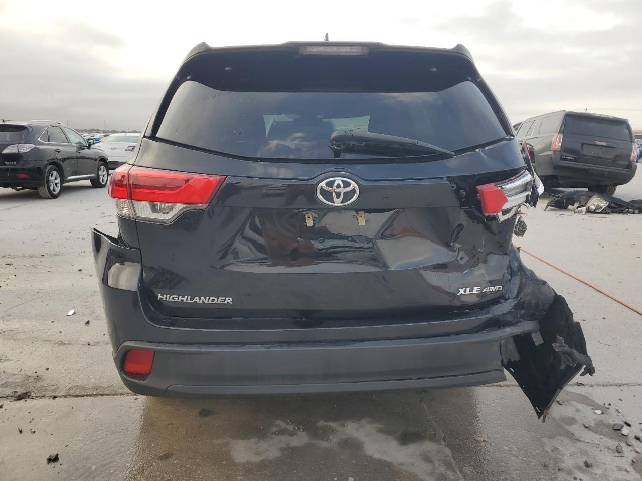 2018 TOYOTA HIGHLANDER XLE photo 6