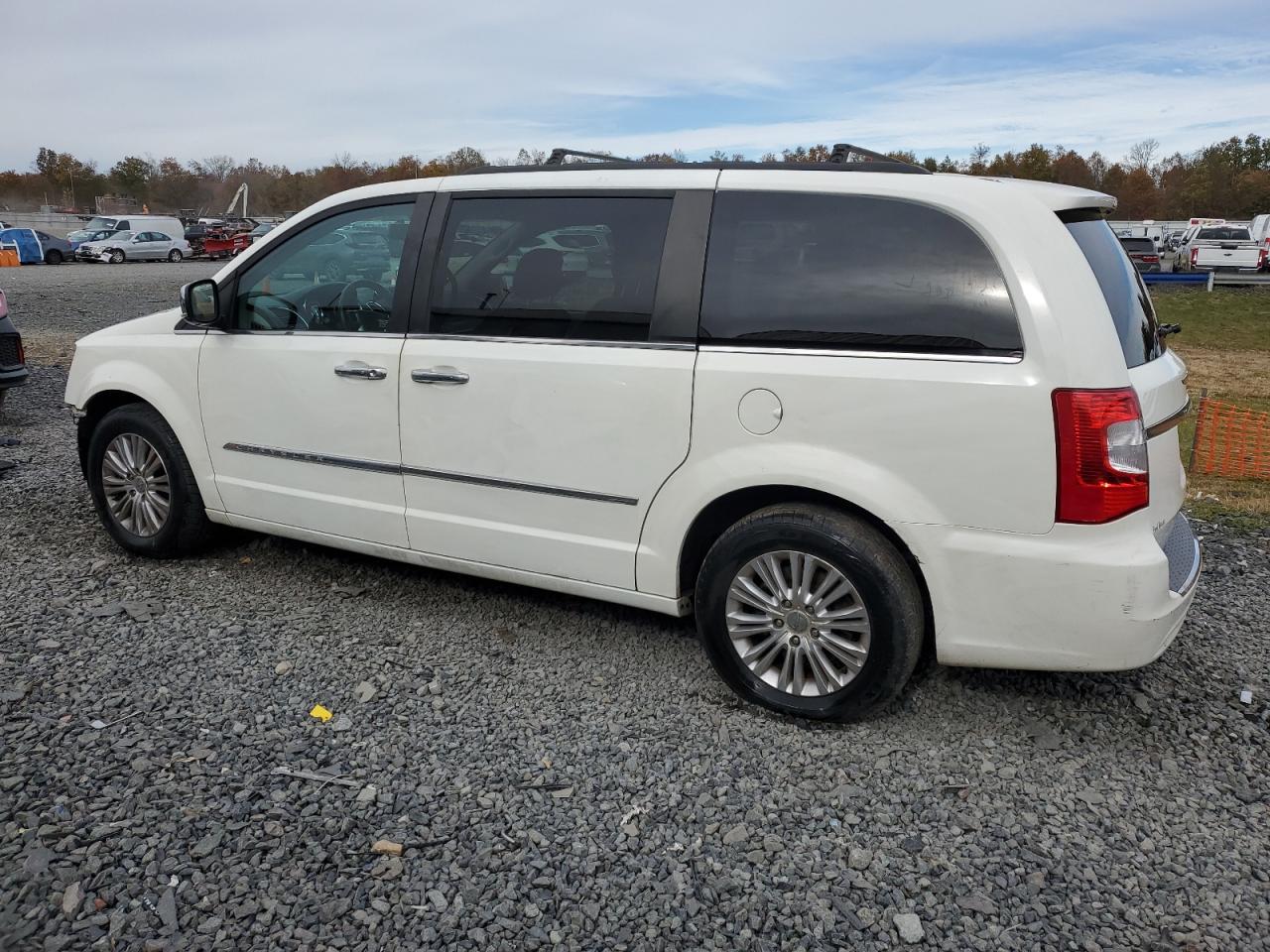 2013 CHRYSLER TOWN & COUNTRY TOURING L photo 3
