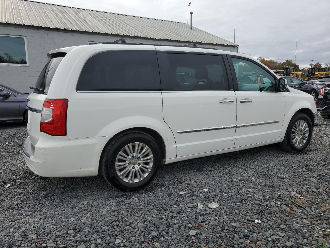 2013 CHRYSLER TOWN & COUNTRY TOURING L photo 5
