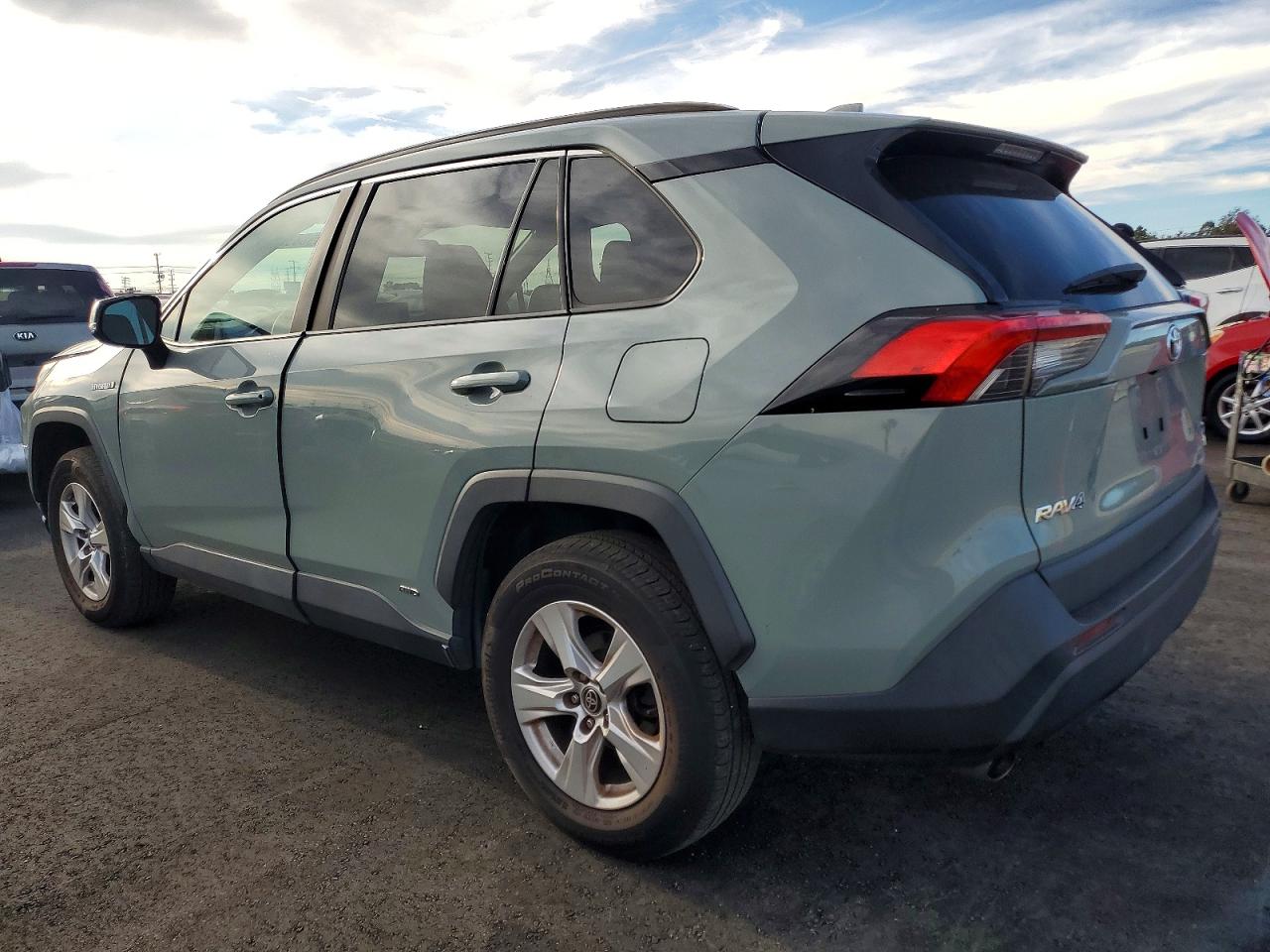 2021 TOYOTA RAV4 XLE photo 3