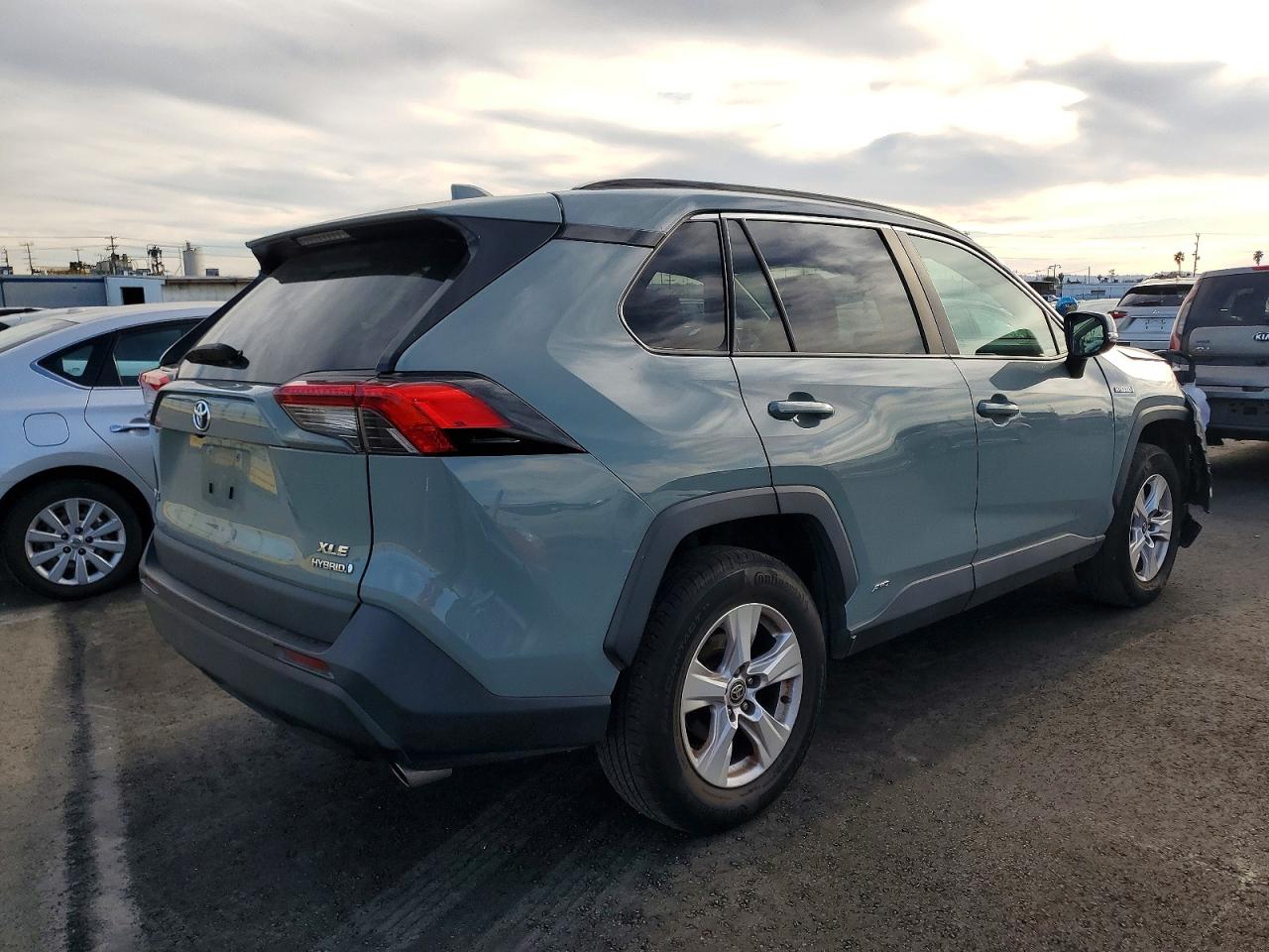 2021 TOYOTA RAV4 XLE photo 5