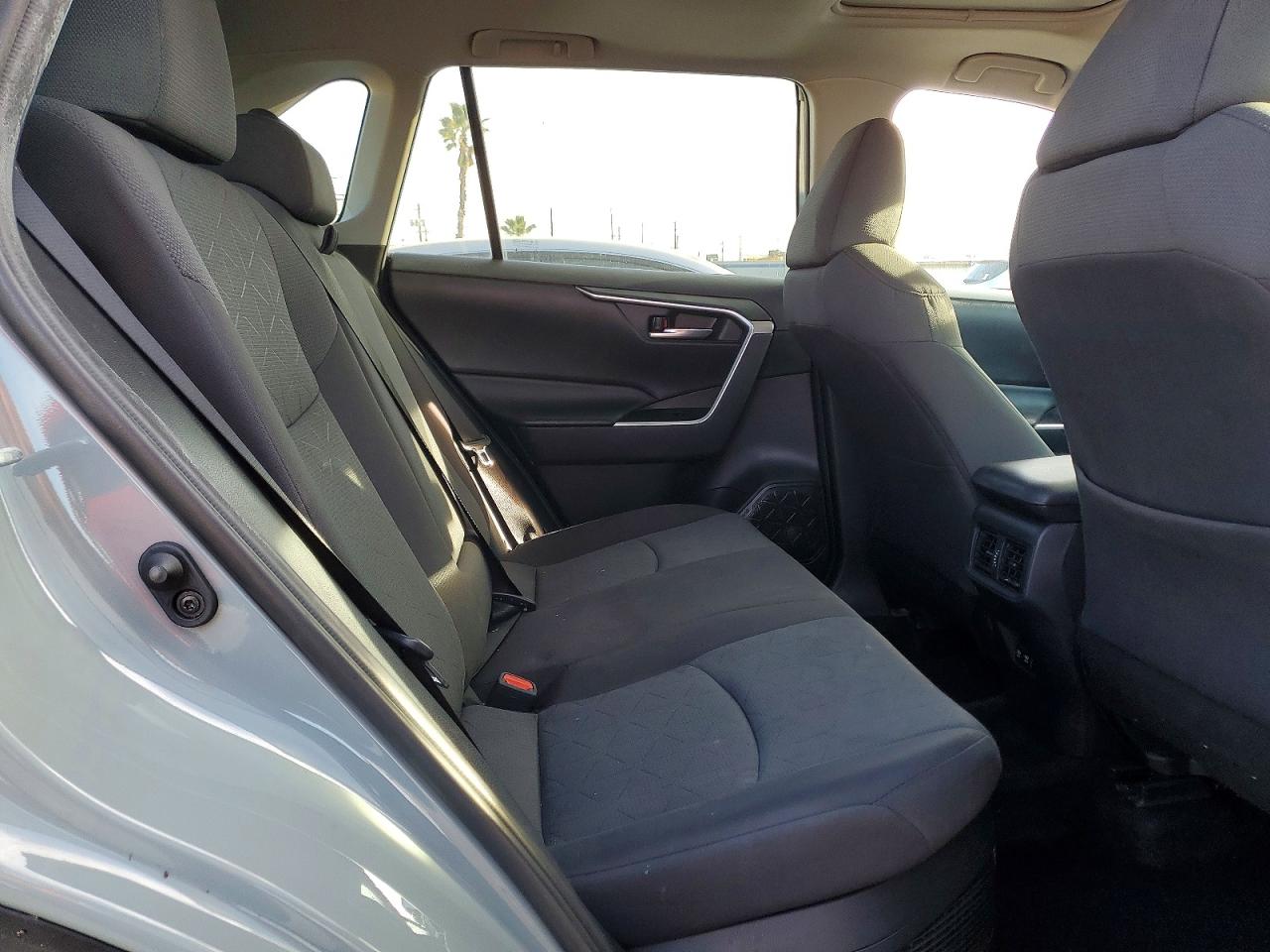 2021 TOYOTA RAV4 XLE photo 21