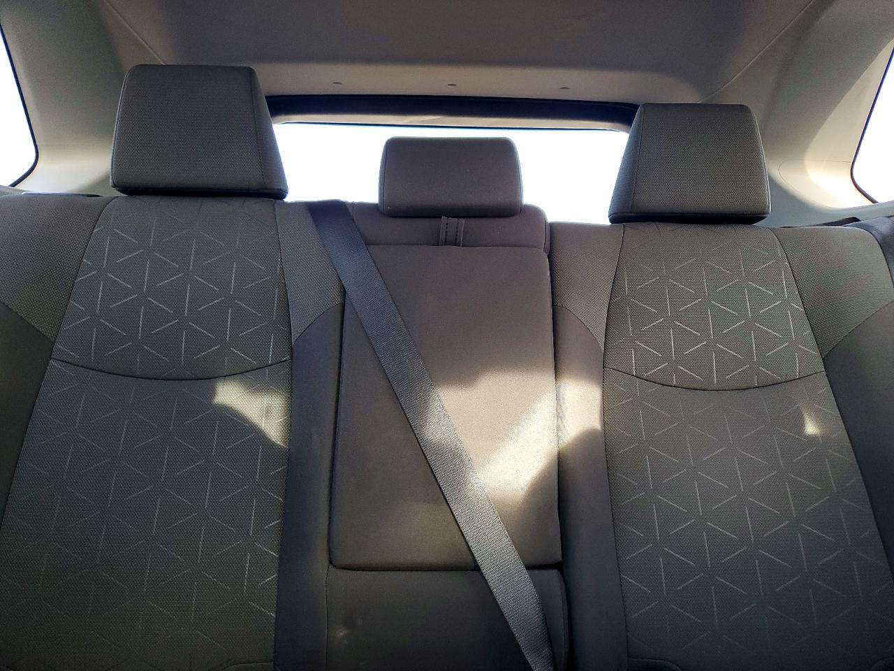 2021 TOYOTA RAV4 XLE photo 19