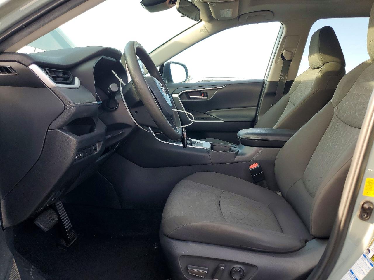 2021 TOYOTA RAV4 XLE photo 13