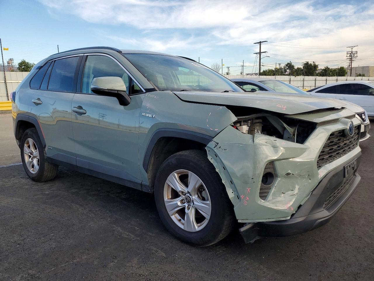 2021 TOYOTA RAV4 XLE photo 7