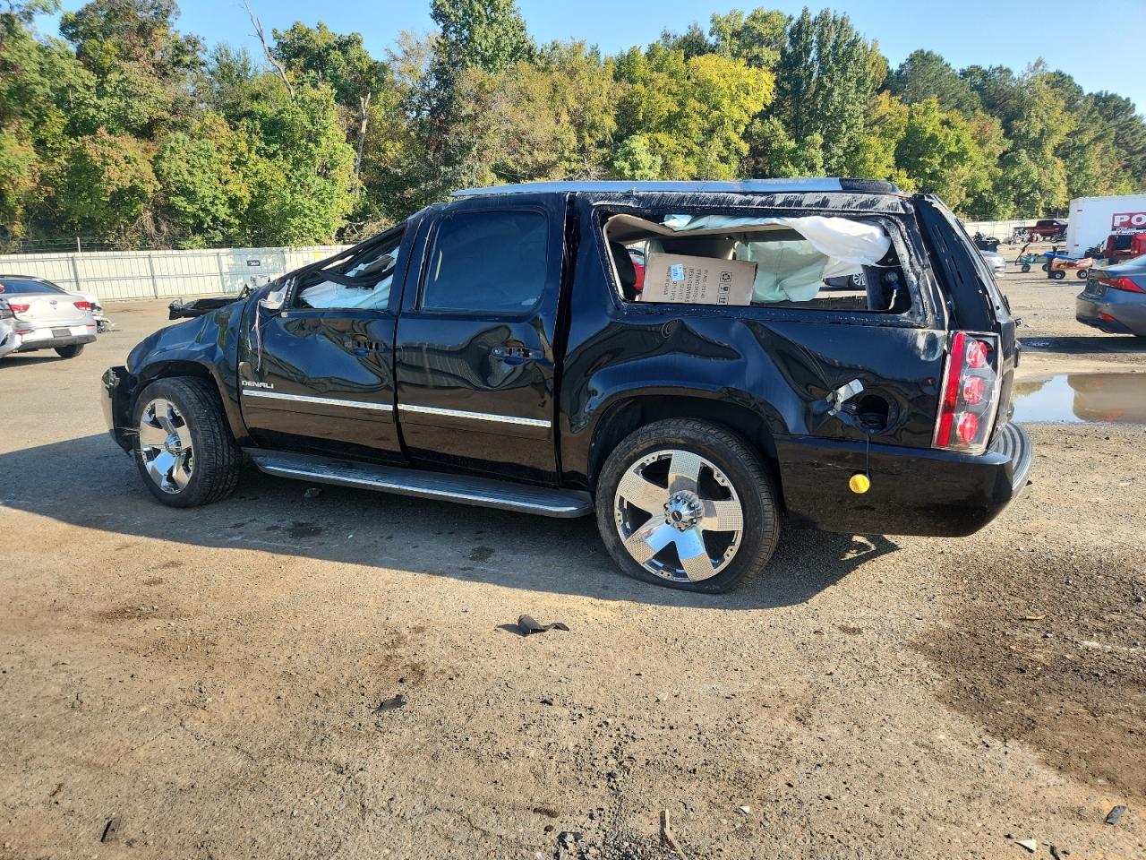2011 GMC YUKON XL DENALI photo 2