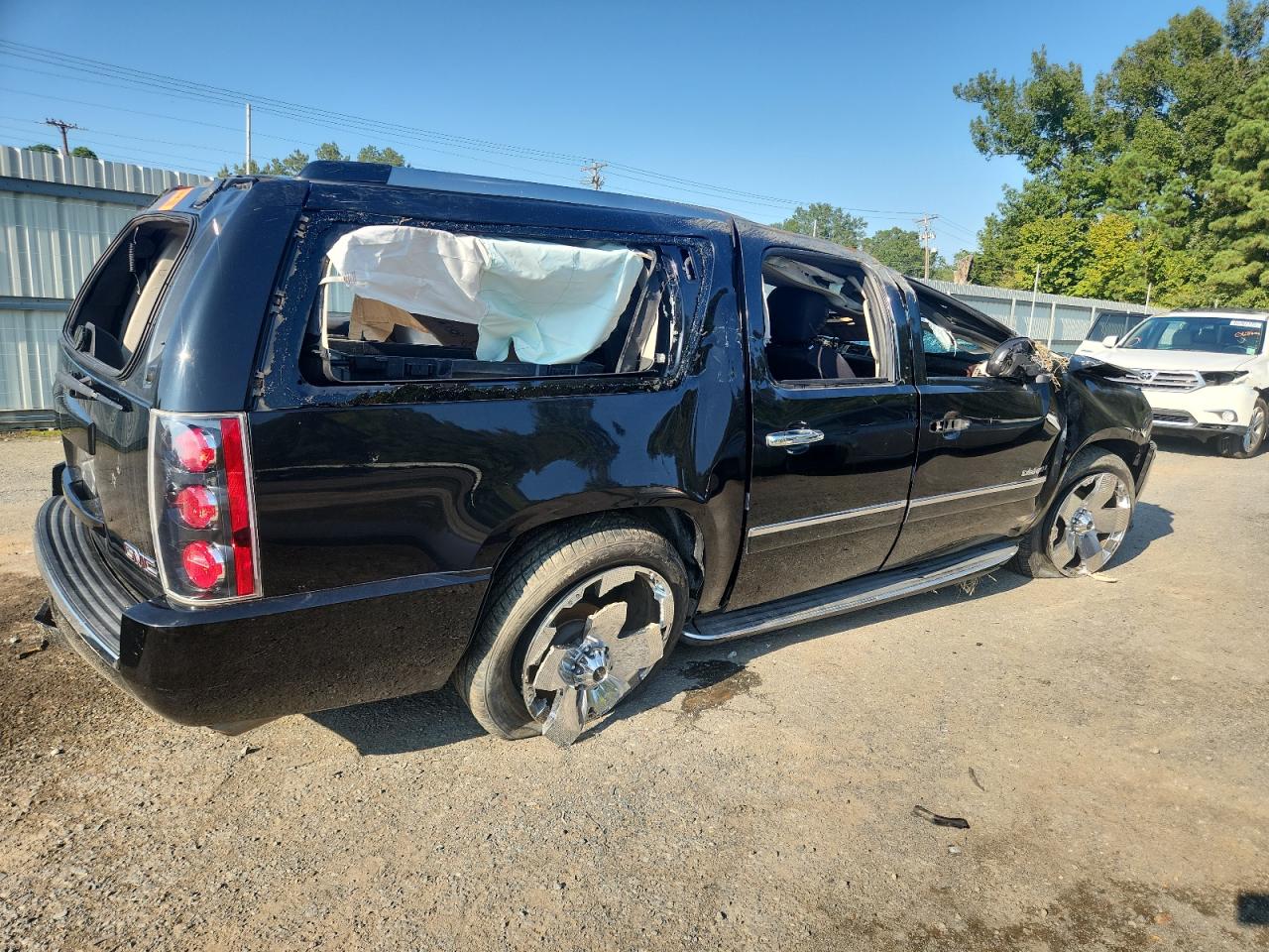 2011 GMC YUKON XL DENALI photo 3