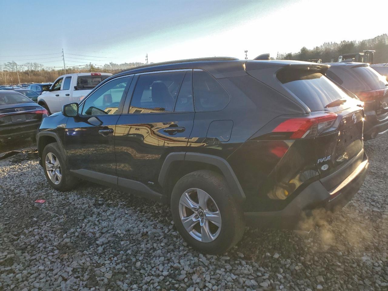 2021 TOYOTA RAV4 LE photo 3