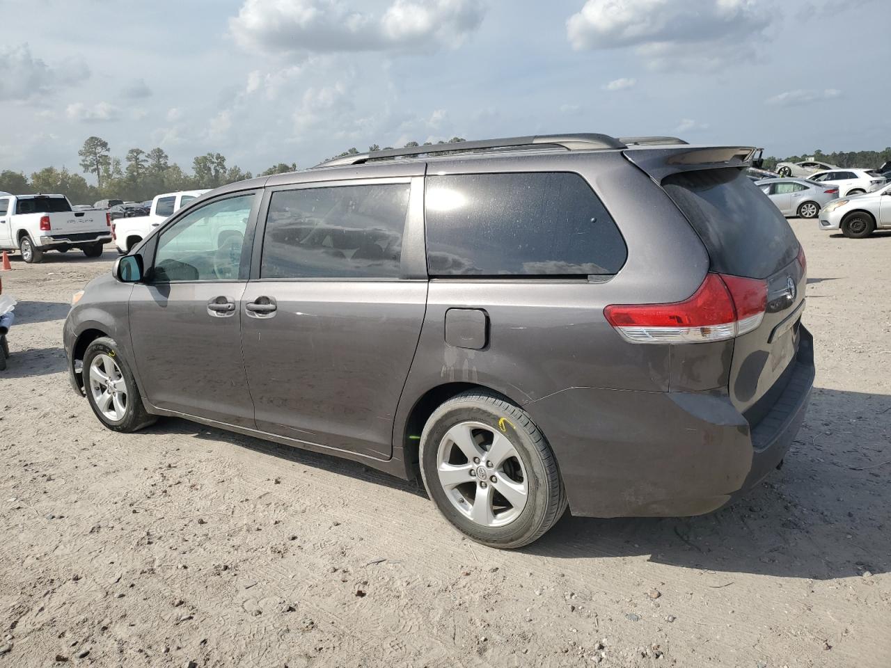 2014 TOYOTA SIENNA LE photo 2