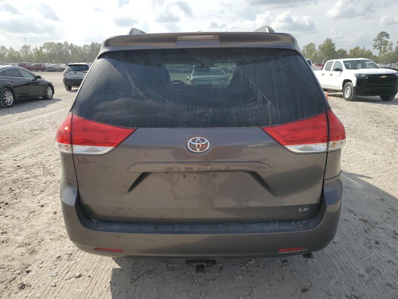 2014 TOYOTA SIENNA LE photo 6