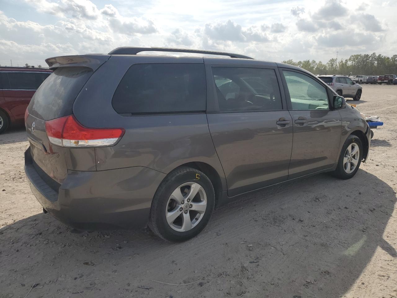 2014 TOYOTA SIENNA LE photo 3
