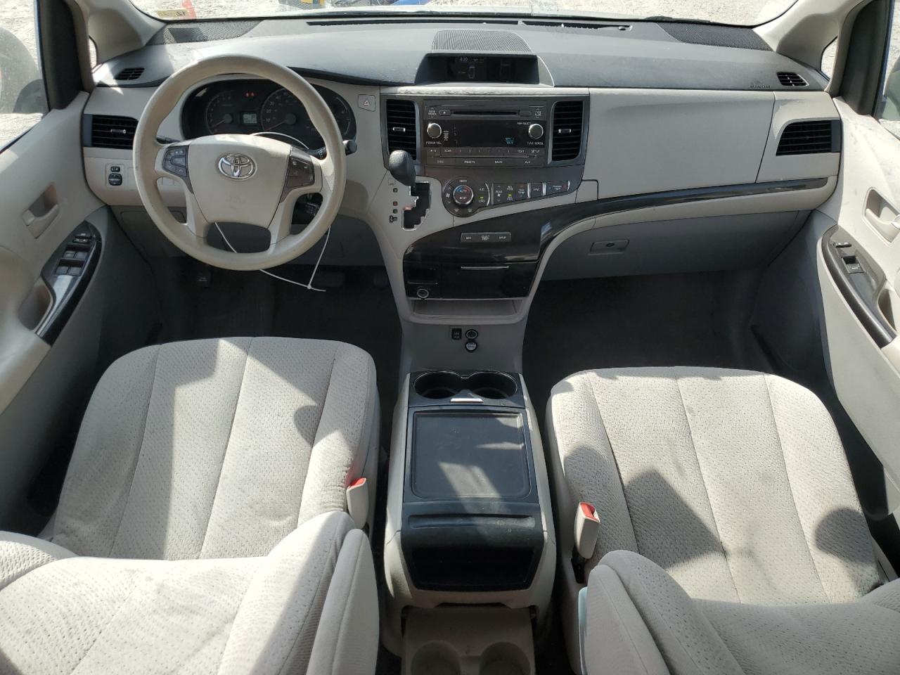 2014 TOYOTA SIENNA LE photo 8