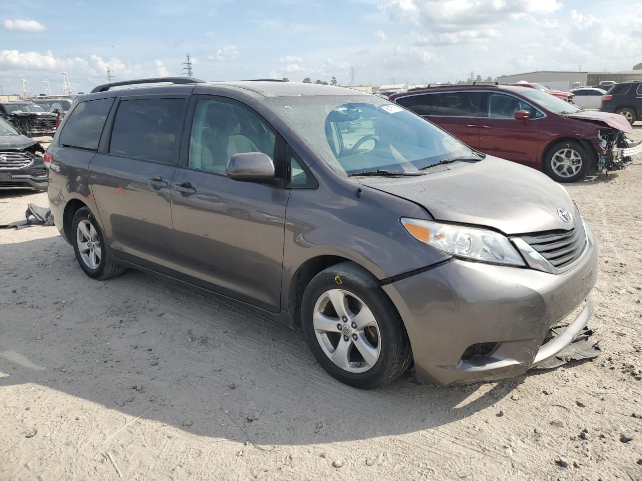 2014 TOYOTA SIENNA LE photo 4
