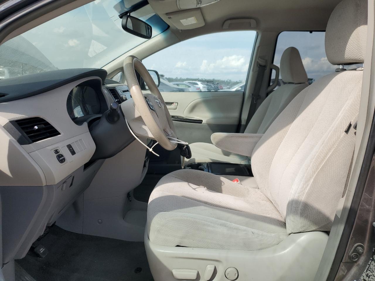 2014 TOYOTA SIENNA LE photo 7