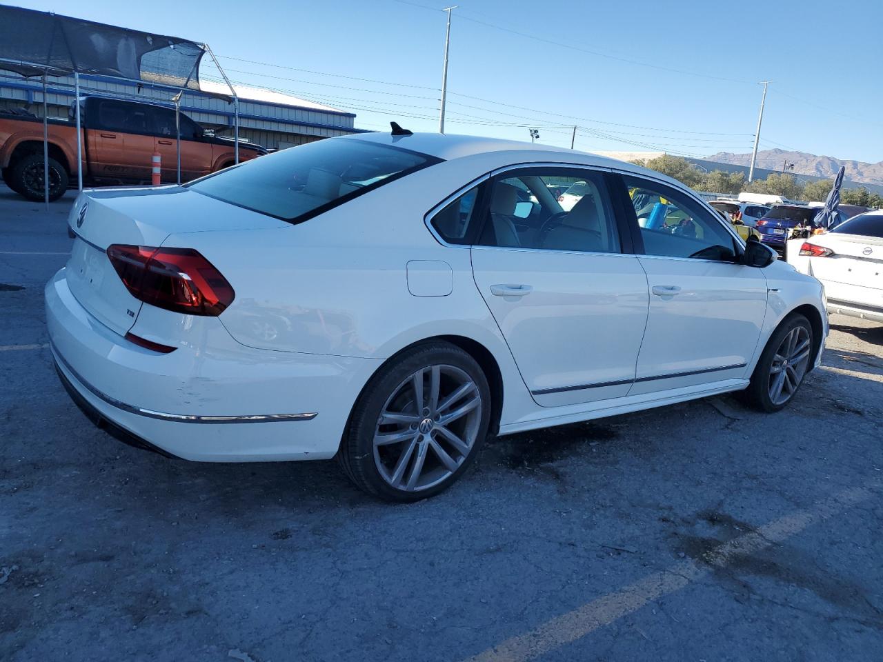 2017 VOLKSWAGEN PASSAT R-LINE photo 7