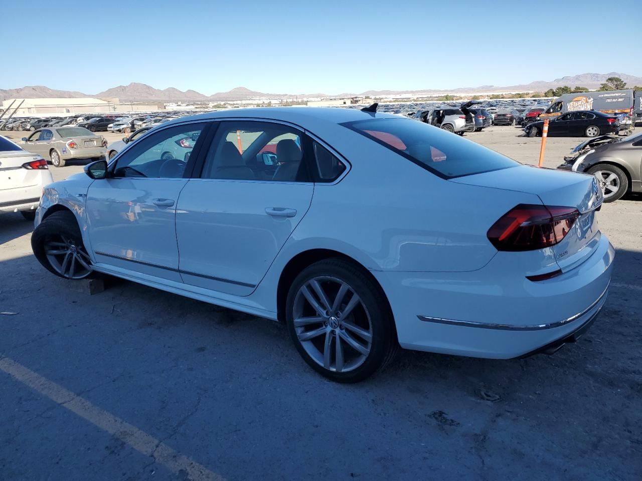 2017 VOLKSWAGEN PASSAT R-LINE photo 4