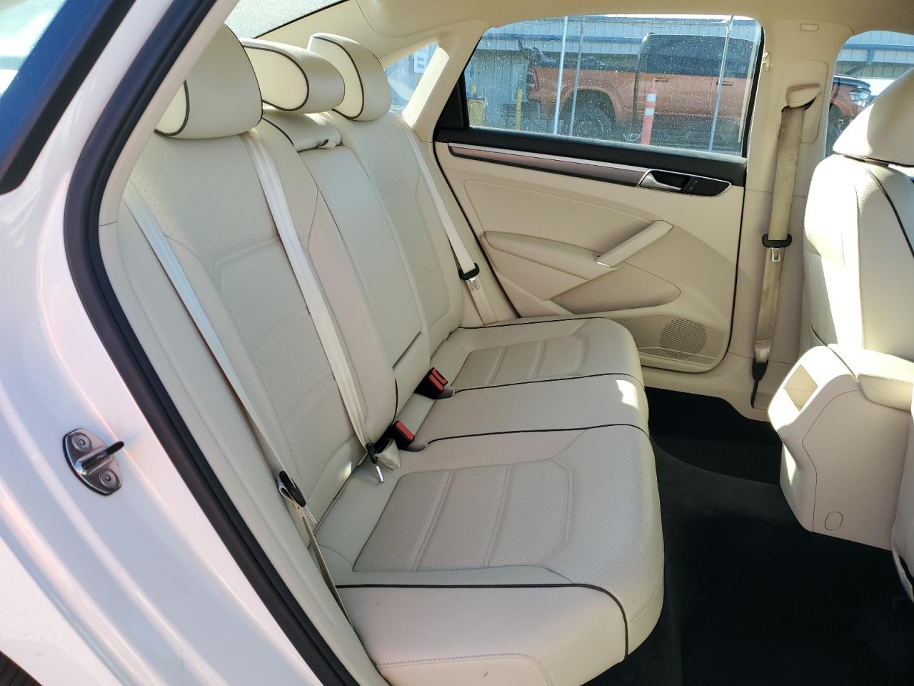 2017 VOLKSWAGEN PASSAT R-LINE photo 28