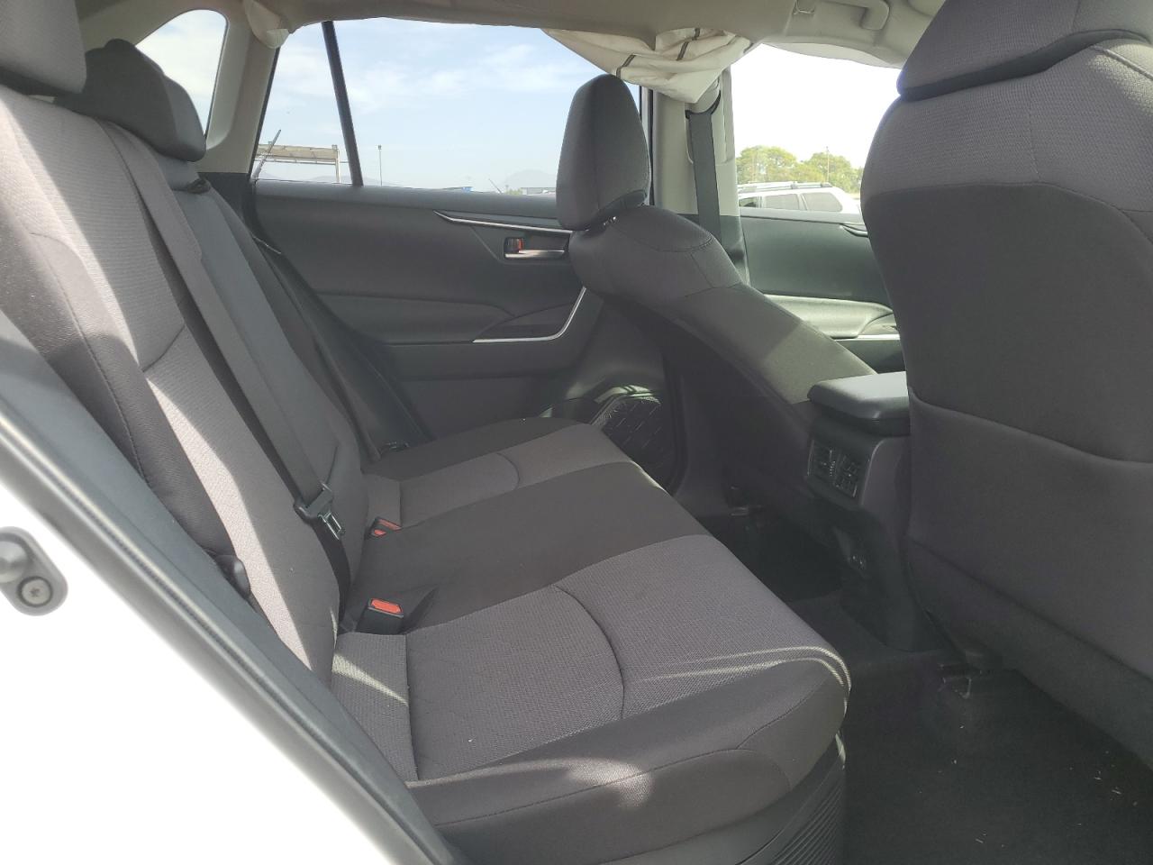 2025 TOYOTA RAV4 XLE photo 11