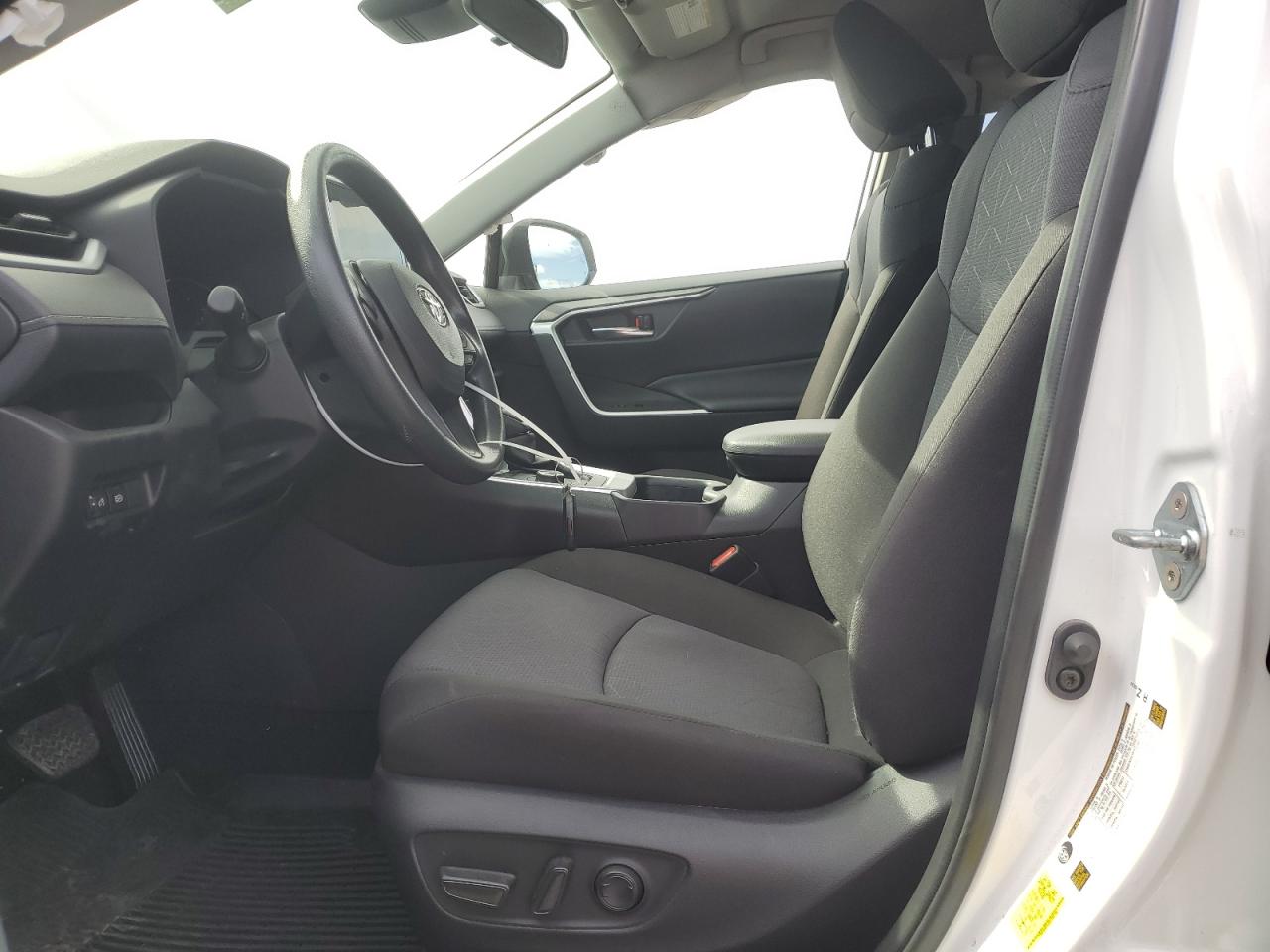 2025 TOYOTA RAV4 XLE photo 7