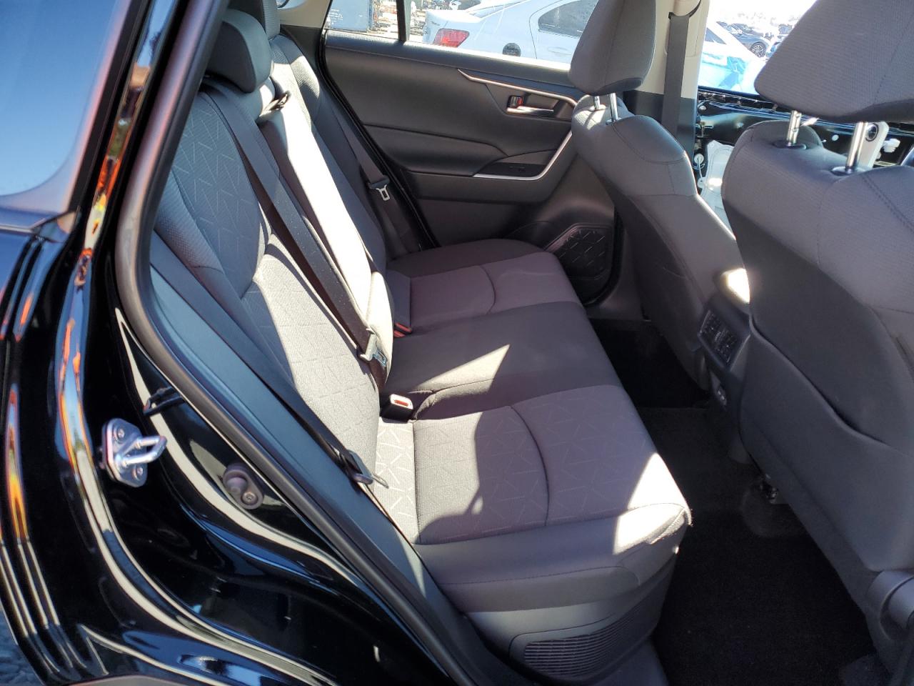 2025 TOYOTA RAV4 XLE photo 21