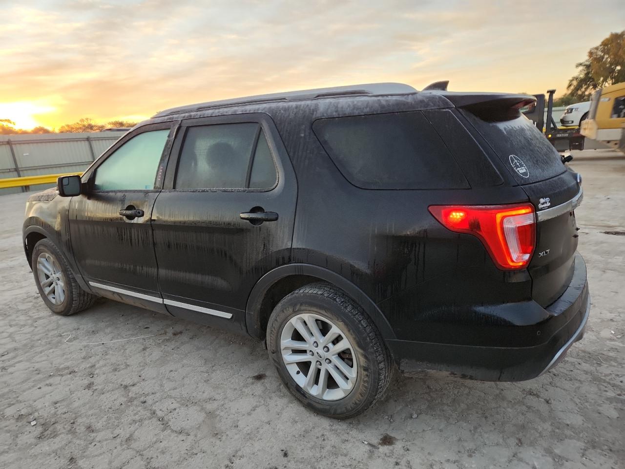 2016 FORD EXPLORER XLT photo 3