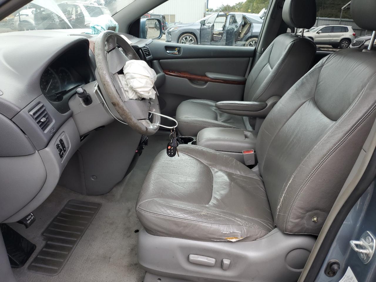 2004 TOYOTA SIENNA photo 7