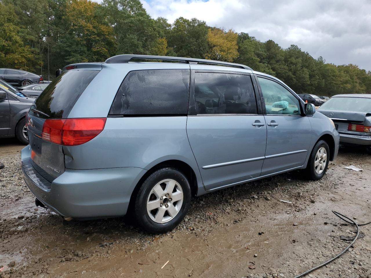 2004 TOYOTA SIENNA photo 3
