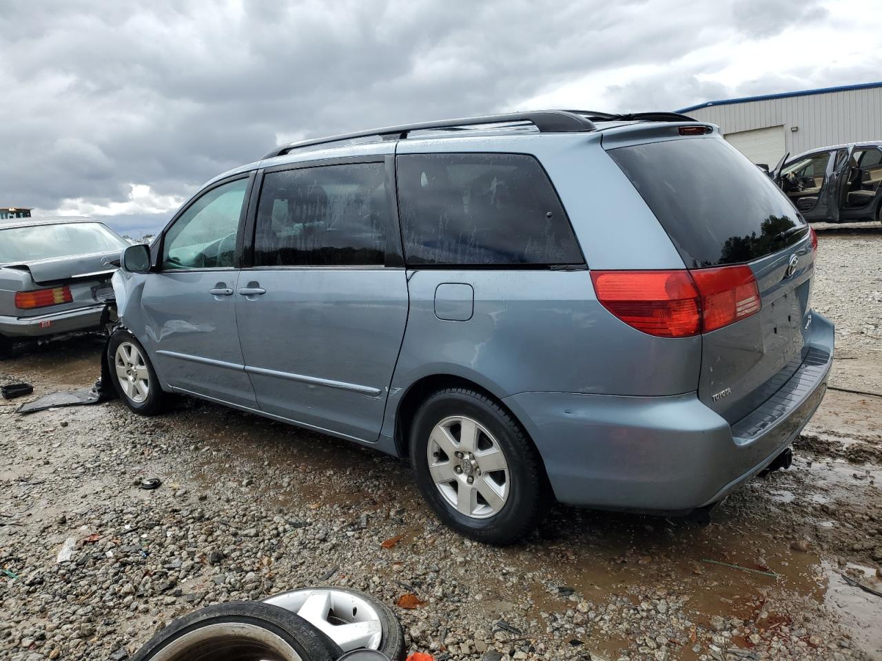 2004 TOYOTA SIENNA photo 2