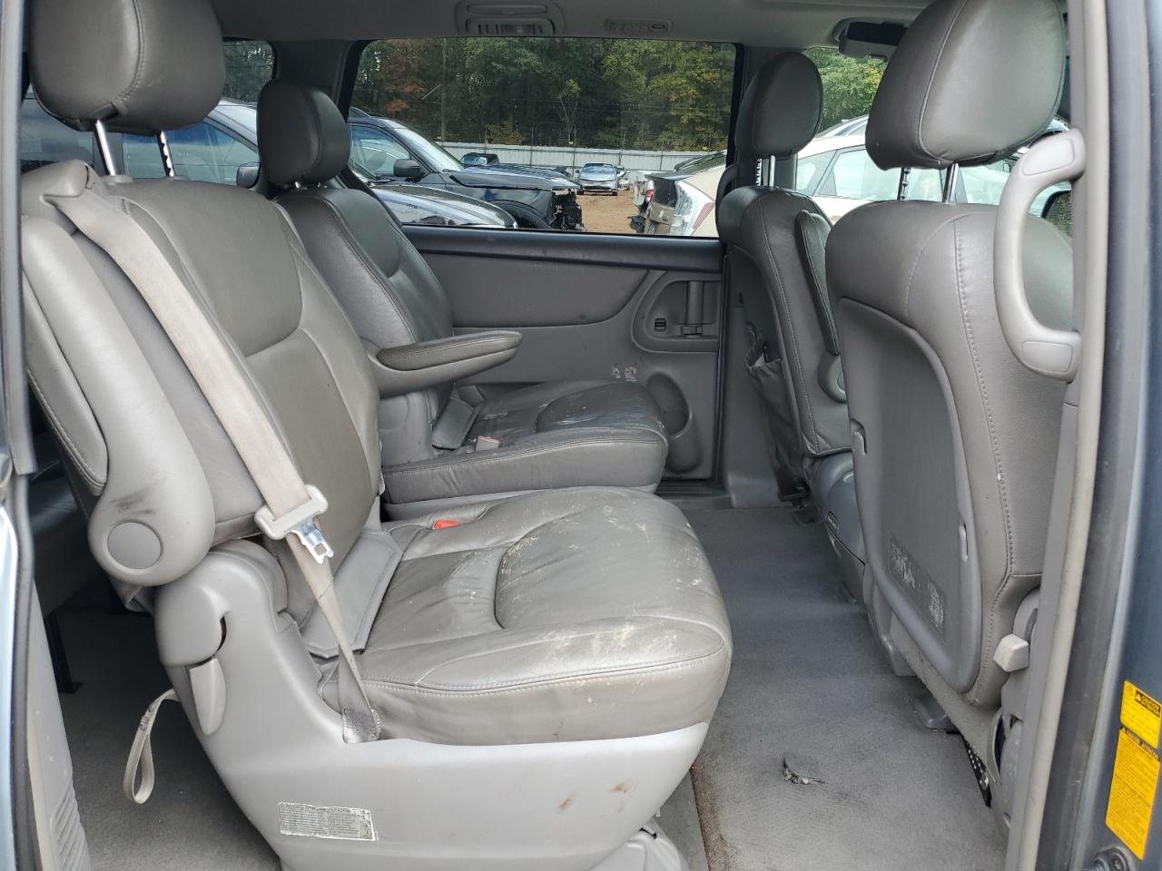 2004 TOYOTA SIENNA photo 11