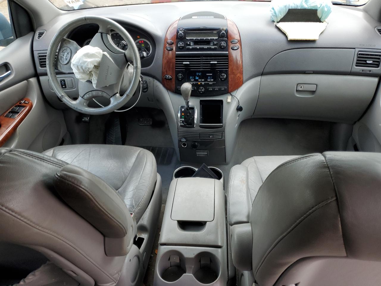 2004 TOYOTA SIENNA photo 8
