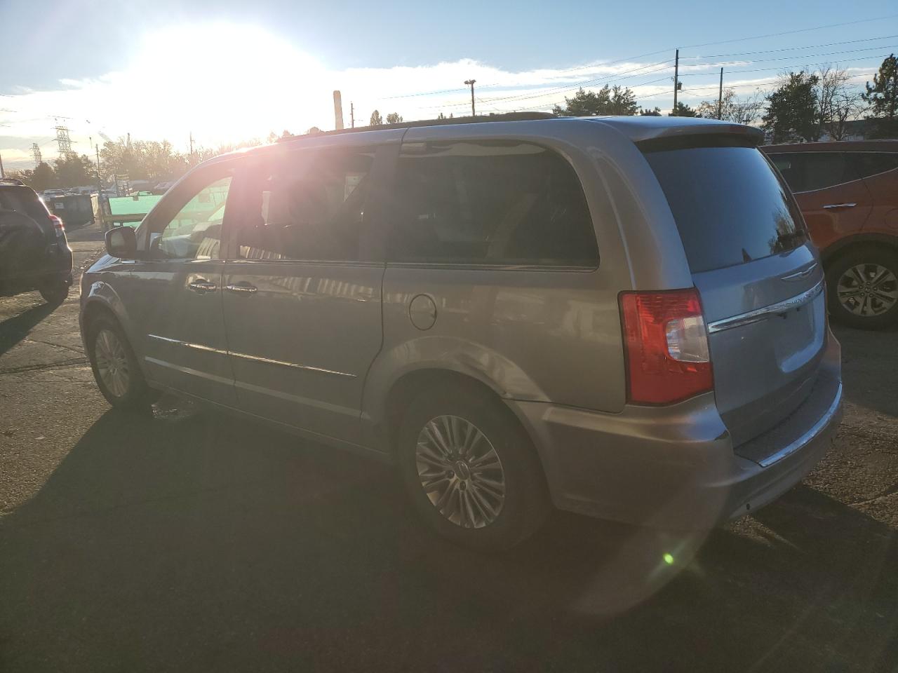 2013 CHRYSLER TOWN & COUNTRY TOURING L photo 3