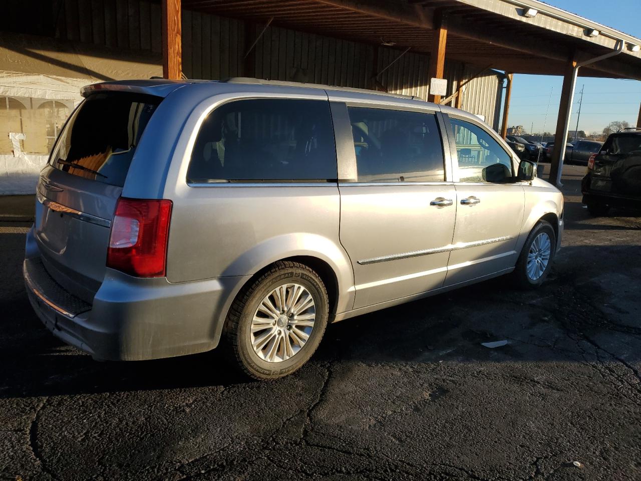 2013 CHRYSLER TOWN & COUNTRY TOURING L photo 5