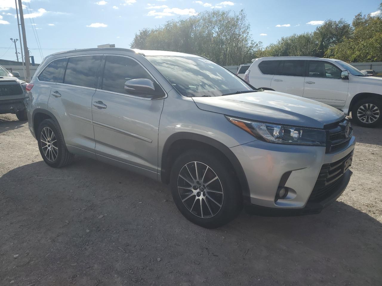 2017 TOYOTA HIGHLANDER SE photo 7