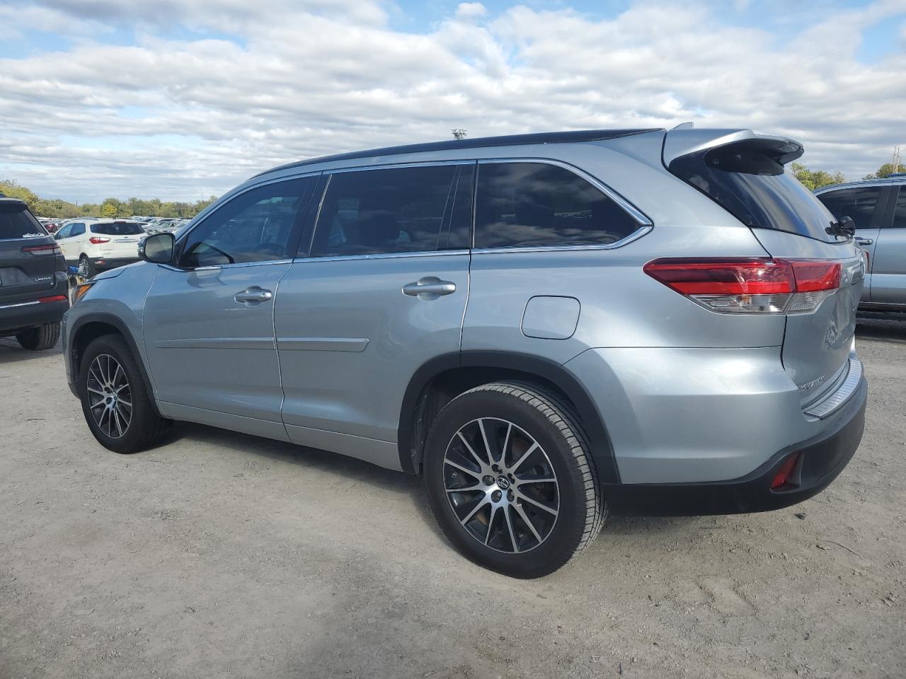 2017 TOYOTA HIGHLANDER SE photo 3