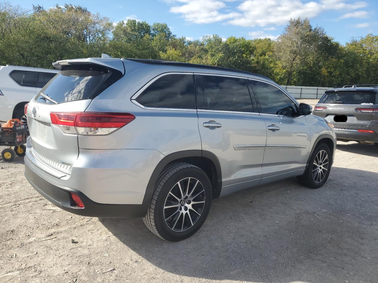 2017 TOYOTA HIGHLANDER SE photo 5