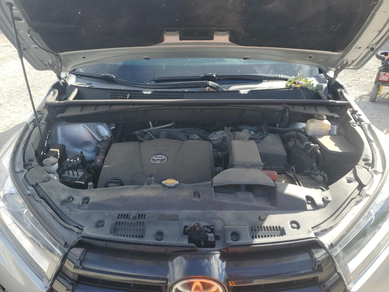 2017 TOYOTA HIGHLANDER SE photo 23