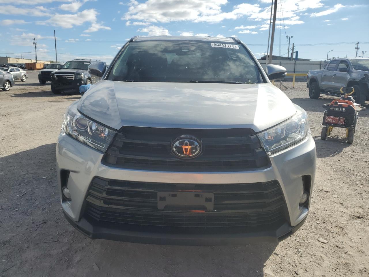 2017 TOYOTA HIGHLANDER SE photo 9
