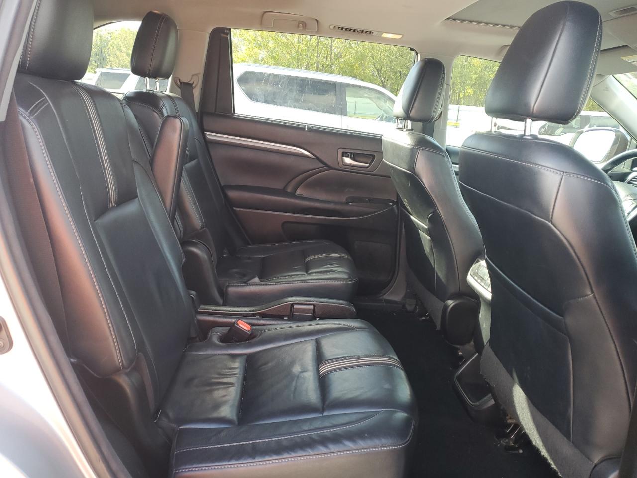 2017 TOYOTA HIGHLANDER SE photo 21