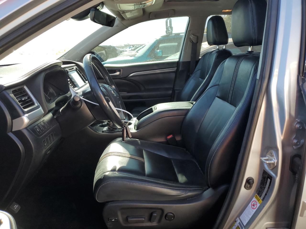 2017 TOYOTA HIGHLANDER SE photo 13