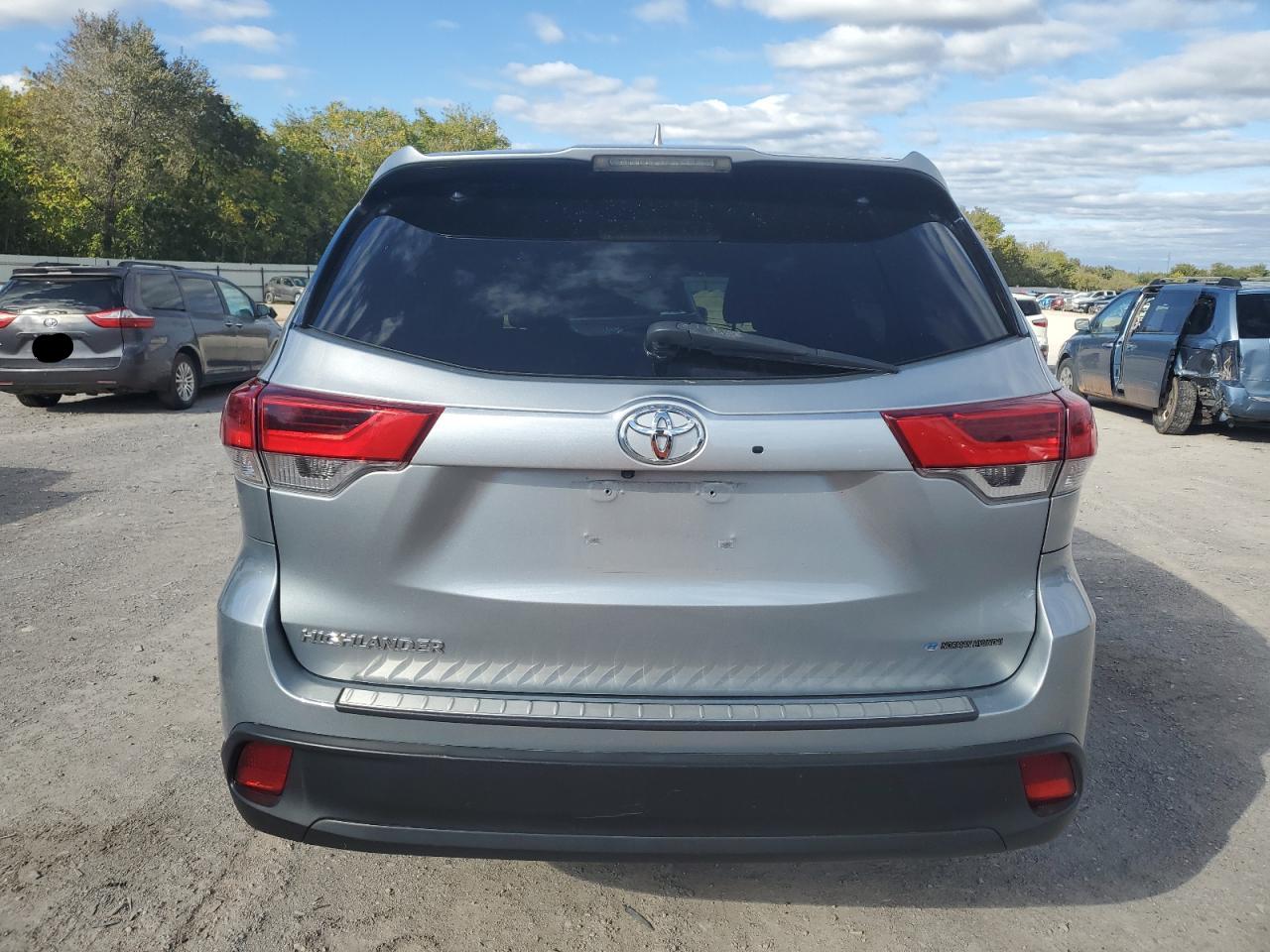 2017 TOYOTA HIGHLANDER SE photo 11