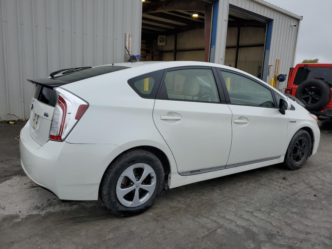 2015 TOYOTA PRIUS photo 3